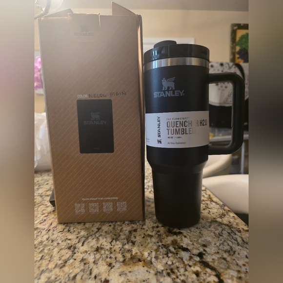 Stanley Black and Silver Quencher H2.0 Tumbler - Picture 1 of 3
